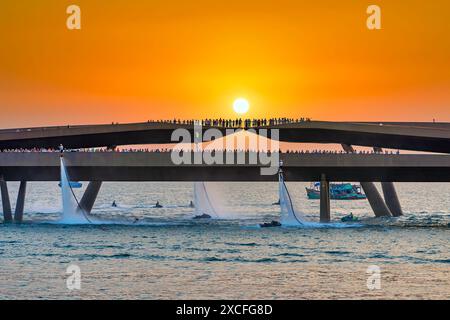 Gli artisti che eseguono Jetski e Flyboard sull'acqua nella città del tramonto attraggono molti turisti da guardare a Phu Quoc, Vietnam Foto Stock