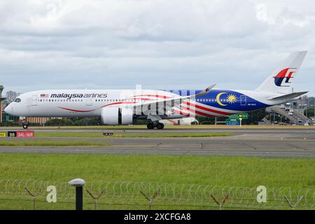 L'Airbus A350-900 di Malaysia Airlines ha applicato una spinta inversa lungo la pista dell'aeroporto di Sydney. Foto Stock