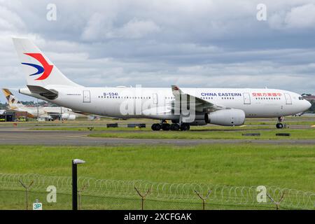 China Eastern Airbus A330-200 visto rullare all'aeroporto di Sydney. Foto Stock