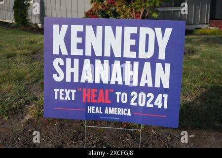 Un cartello della campagna che avallava il candidato presidenziale indipendente Robert F. Kennedy Jr. E la candidata presidenziale Nicole Shanahan, venerdì 24 maggio 2024, a Eugene, ore Foto Stock