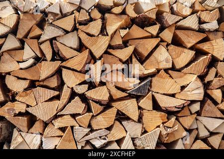 Primo piano di una legna da ardere ben impilata Foto Stock