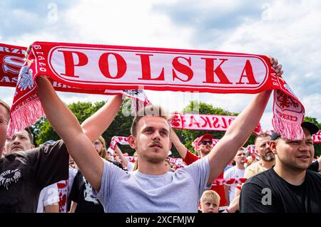 Varsavia, Polonia. 16 giugno 2024. I sostenitori sollevano la sciarpa durante l'inno nazionale polacco. Il pomeriggio del 16 giugno 2024, la Polonia ha affrontato i Paesi Bassi al Volksparkstadion di Amburgo nella loro prima partita dei campionati UEFA Euro 2024. In collaborazione con la federazione calcistica polacca, il PGE Narodowy, lo stadio nazionale polacco, ha ospitato una zona tifosa cui hanno partecipato 10.000 tifosi polacchi. La Polonia segnerà il primo gol ma perderà la partita contro i Paesi Bassi per 1-2. Credito: SOPA Images Limited/Alamy Live News Foto Stock