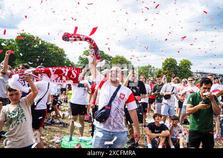 Varsavia, Polonia. 16 giugno 2024. I tifosi polacchi ondeggiano le sciarpe dopo che la Polonia segna. Il pomeriggio del 16 giugno 2024, la Polonia ha affrontato i Paesi Bassi al Volksparkstadion di Amburgo nella loro prima partita dei campionati UEFA Euro 2024. In collaborazione con la federazione calcistica polacca, il PGE Narodowy, lo stadio nazionale polacco, ha ospitato una zona tifosa cui hanno partecipato 10.000 tifosi polacchi. La Polonia segnerà il primo gol ma perderà la partita contro i Paesi Bassi per 1-2. Credito: SOPA Images Limited/Alamy Live News Foto Stock