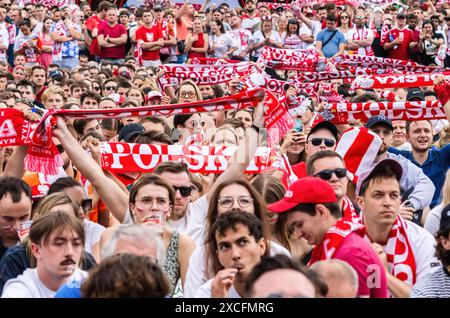 Varsavia, Polonia. 16 giugno 2024. I tifosi polacchi tengono le sciarpe in alto a sostegno della loro squadra. Il pomeriggio del 16 giugno 2024, la Polonia ha affrontato i Paesi Bassi al Volksparkstadion di Amburgo nella loro prima partita dei campionati UEFA Euro 2024. In collaborazione con la federazione calcistica polacca, il PGE Narodowy, lo stadio nazionale polacco, ha ospitato una zona tifosa cui hanno partecipato 10.000 tifosi polacchi. La Polonia segnerà il primo gol ma perderà la partita contro i Paesi Bassi per 1-2. Credito: SOPA Images Limited/Alamy Live News Foto Stock