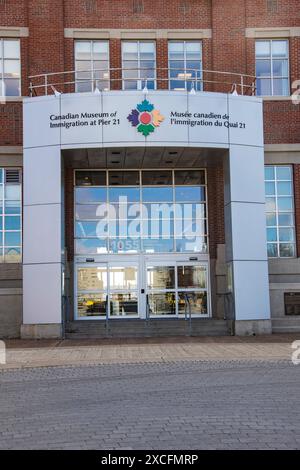 Pier 21, insegna del museo dell'immigrazione nel quartiere del porto di Halifax, nuova Scozia, Canada Foto Stock