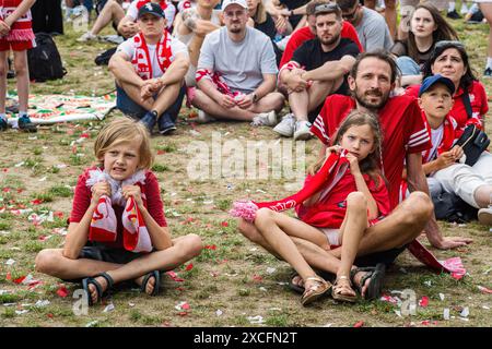 Varsavia, Polonia. 16 giugno 2024. I tifosi polacchi sono scartati dal momento che il tempo per la loro squadra di salvare la partita scade. Il pomeriggio del 16 giugno 2024, la Polonia ha affrontato i Paesi Bassi al Volksparkstadion di Amburgo nella loro prima partita dei campionati UEFA Euro 2024. In collaborazione con la federazione calcistica polacca, il PGE Narodowy, lo stadio nazionale polacco, ha ospitato una zona tifosa cui hanno partecipato 10.000 tifosi polacchi. La Polonia segnerà il primo gol ma perderà la partita contro i Paesi Bassi per 1-2. (Foto di Neil Milton/SOPA Images/Sipa USA) credito: SIPA USA/Alamy Live News Foto Stock