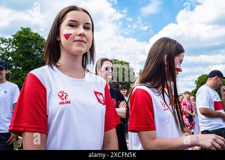 Varsavia, Polonia. 16 giugno 2024. Due tifosi di calcio polacchi indossano la vernice per il viso rossa e bianca. Il pomeriggio del 16 giugno 2024, la Polonia ha affrontato i Paesi Bassi al Volksparkstadion di Amburgo nella loro prima partita dei campionati UEFA Euro 2024. In collaborazione con la federazione calcistica polacca, il PGE Narodowy, lo stadio nazionale polacco, ha ospitato una zona tifosa cui hanno partecipato 10.000 tifosi polacchi. La Polonia segnerà il primo gol ma perderà la partita contro i Paesi Bassi per 1-2. (Foto di Neil Milton/SOPA Images/Sipa USA) credito: SIPA USA/Alamy Live News Foto Stock