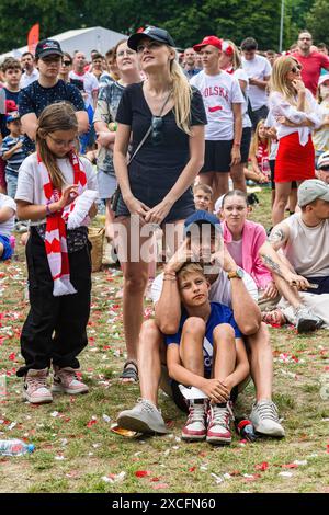 Varsavia, Polonia. 16 giugno 2024. I tifosi polacchi sono scartati dal momento che il tempo per la loro squadra di salvare la partita scade. Il pomeriggio del 16 giugno 2024, la Polonia ha affrontato i Paesi Bassi al Volksparkstadion di Amburgo nella loro prima partita dei campionati UEFA Euro 2024. In collaborazione con la federazione calcistica polacca, il PGE Narodowy, lo stadio nazionale polacco, ha ospitato una zona tifosa cui hanno partecipato 10.000 tifosi polacchi. La Polonia segnerà il primo gol ma perderà la partita contro i Paesi Bassi per 1-2. (Foto di Neil Milton/SOPA Images/Sipa USA) credito: SIPA USA/Alamy Live News Foto Stock