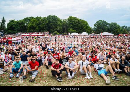 Varsavia, Polonia. 16 giugno 2024. I tifosi polacchi guardano l'inizio della seconda metà della partita. Il pomeriggio del 16 giugno 2024, la Polonia ha affrontato i Paesi Bassi al Volksparkstadion di Amburgo nella loro prima partita dei campionati UEFA Euro 2024. In collaborazione con la federazione calcistica polacca, il PGE Narodowy, lo stadio nazionale polacco, ha ospitato una zona tifosa cui hanno partecipato 10.000 tifosi polacchi. La Polonia segnerà il primo gol ma perderà la partita contro i Paesi Bassi per 1-2. (Foto di Neil Milton/SOPA Images/Sipa USA) credito: SIPA USA/Alamy Live News Foto Stock