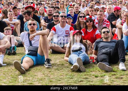 Varsavia, Polonia. 16 giugno 2024. I tifosi polacchi guardano il grande schermo, apparentemente non impressionati. Il pomeriggio del 16 giugno 2024, la Polonia ha affrontato i Paesi Bassi al Volksparkstadion di Amburgo nella loro prima partita dei campionati UEFA Euro 2024. In collaborazione con la federazione calcistica polacca, il PGE Narodowy, lo stadio nazionale polacco, ha ospitato una zona tifosa cui hanno partecipato 10.000 tifosi polacchi. La Polonia segnerà il primo gol ma perderà la partita contro i Paesi Bassi per 1-2. (Foto di Neil Milton/SOPA Images/Sipa USA) credito: SIPA USA/Alamy Live News Foto Stock