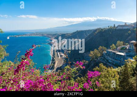 Paesaggio con vulcano Etna e vista panoramica aerea della città di Taormina, Sicilia, Italia. Foto Stock