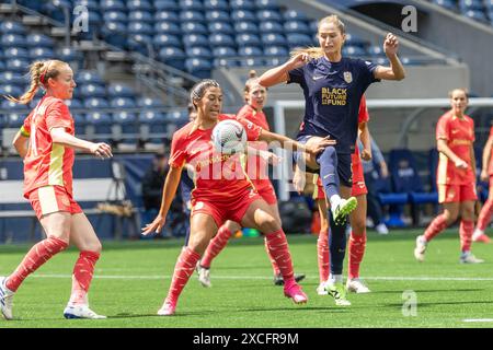 Seattle, Washington, Stati Uniti. 16 giugno 2024. Il giocatore di Portland Thorn REYNA REYES n. 2 cerca di tenere il giocatore di Seattle Reign JORDYN HUITEMA n. 9 mentre salta nel volere prendere la palla di un passaggio giocatore, nella seconda metà della partita, Seattle Reign vs Portland Thorn, con il punteggio finale di 0-0. (Credit Image: © Melissa Levin/ZUMA Press Wire) SOLO PER USO EDITORIALE! Non per USO commerciale! Foto Stock