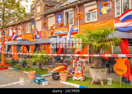 L'Ahornstraat nel distretto di Tuinzigt di Breda è stata rinominata Oranjestraat a causa del Campionato europeo di calcio del 2024 in Germania. Tutte le case sono decorate con bandiere e luci ed anche avvolte in un foglio di plastica arancione. Anche ora che i campionati europei sono già iniziati, le decorazioni vengono ulteriormente ampliate. ANP / Hollandse Hoogte / Ruud Morijn netherlands Out - belgium Out Foto Stock