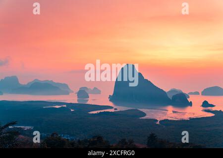 La baia di Phang Nga vista dal punto panoramico di Samet Nangshe verso il mare delle Andamane durante l'alba, in Thailandia Foto Stock