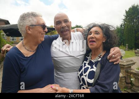 Foto non datata di Lorraine Williams, James 'Jimmy' McLoughlin e Josephine Morey, tre fratelli perduti tutti nel 70 che si sono incontrati di persona per la prima volta dopo aver scoperto attraverso MyHeritage che condividevano tutti lo stesso padre. Data di pubblicazione: Lunedì 17 giugno 2024. Foto Stock