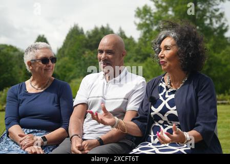 Foto non datata di Lorraine Williams, James 'Jimmy' McLoughlin e Josephine Morey, tre fratelli perduti tutti nel 70 che si sono incontrati di persona per la prima volta dopo aver scoperto attraverso MyHeritage che condividevano tutti lo stesso padre. Data di pubblicazione: Lunedì 17 giugno 2024. Foto Stock