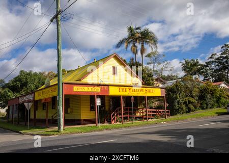 Centro di Bellingen nel nuovo Galles del Sud, il negozio Yellow Shed che vende libri, articoli da regalo e opere d'arte, New South Wales, Australia, 2024 Foto Stock