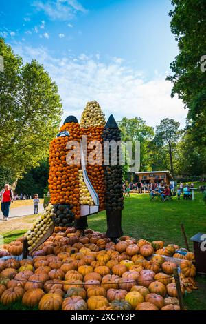 Ludwigsburg, Germania, 3 ottobre 2023, fiorenti giardini del palazzo barocco decorati con sculture come una navetta spaziale fatta di zucche Foto Stock