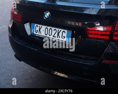 Cremona, Italia - 10 giugno 2024 Vista posteriore di una station wagon nera parcheggiata per strada in una giornata nuvolosa, con gocce di pioggia sulla carrozzeria Foto Stock