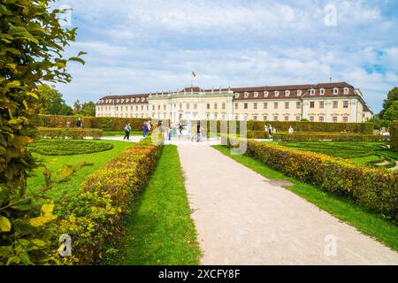 Ludwigsburg, Germania, 3 ottobre 2023, castello storico in un incantevole giardino di siepi verdi in autum, turisti che visitano il barocco fiorente Foto Stock