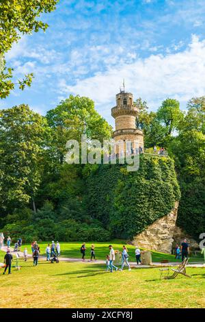 Ludwigsburg, Germania, 3 ottobre 2023, fioritura dei giardini del palazzo barocco con molti turisti che visitano le antiche rovine del castello di un personaggio fiabesco Foto Stock