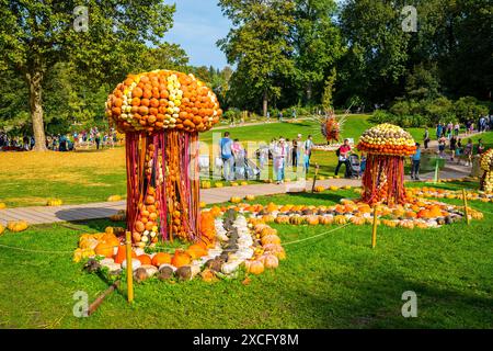 Ludwigsburg, Germania, 3 ottobre 2023, fiorenti giardini barocchi del palazzo decorati con migliaia di zucche in autum, osservano come meduse Foto Stock