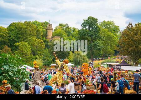 Ludwigsburg, Germania, 3 ottobre 2023, giardini barocchi in fiore visitati dai turisti in attesa che la scultura della zucca respiri il fuoco sputasse di nuovo il fuoco Foto Stock