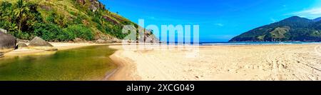 Immagine panoramica della spiaggia tropicale di Bonete a Ilhabela con il fiume che scorre nel mare, spiaggia di Bonete, Ilhabela, San Paolo, Brasile Foto Stock