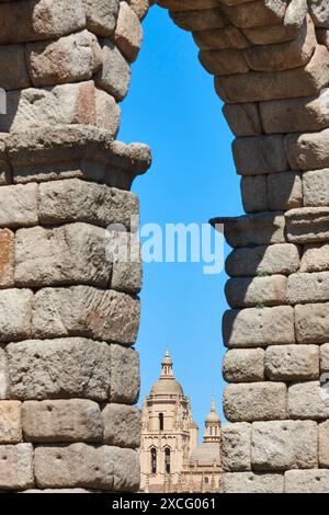 Dettaglio acquedotto e cattedrale gotica di Segovia. Edificio architettonico di riferimento. Spagna Foto Stock