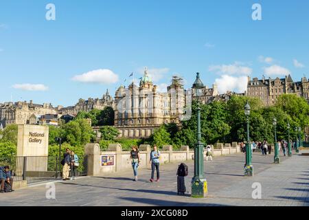 Vista degli edifici storici nella città vecchia di Edimburgo dall'esterno della National Gallery, dei Princes Street Gardens, Scozia Foto Stock