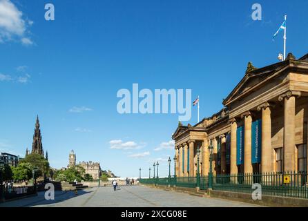 Le National Galleries of Scotland con lo Scott Monument e il Balmoral Hotel sullo sfondo, Edimburgo, Scozia. Foto Stock