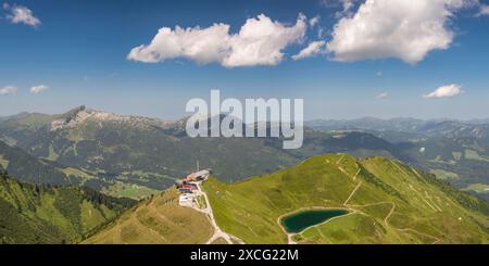 Panorama da Kanzelwand, 2058 m dall'Hoher Ifen, 2230 m, stazione a monte della funivia di Kanzelwand e Riezler Alpsee, Vorarlberg, Allgaeu Foto Stock