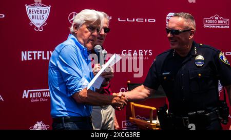 Los Angeles, Stati Uniti. 16 giugno 2024. Jay Leno stringe la mano a Mark Stainbrook, capo del dipartimento di polizia di Beverly Hills, al Rodeo Drive Concours d'Elegance. Crediti: Stu Gray/Alamy Live News. Foto Stock