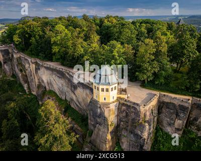 La fortezza di Koenigstein è una delle più grandi fortezze montane d'Europa. Si trova al centro delle Montagne arenarie dell'Elba sul tavolo Foto Stock