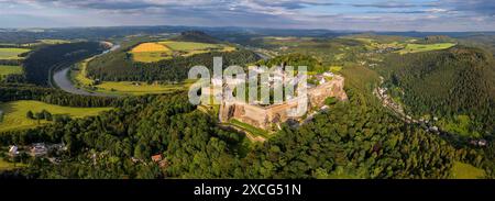 La fortezza di Koenigstein è una delle più grandi fortezze montane d'Europa. Si trova nel mezzo delle montagne di arenaria dell'Elba sul tavolo Foto Stock