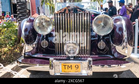 Los Angeles, Stati Uniti. 16 giugno 2024. 1947 Rolls Royce Silver Wraith di Inskip. Auto d'epoca in mostra al Rodeo Drive Concours d'Elegance. Crediti: Stu Gray/Alamy Live News. Foto Stock