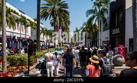 Los Angeles, Stati Uniti. 16 giugno 2024. Gli spettatori si riuniscono per vedere le auto d'epoca esposte al Rodeo Drive Concours d'Elegance Car Show di Beverly Hills, Los Angeles, California. Crediti: Stu Gray/Alamy Live News. Foto Stock