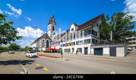 Meilen, Svizzera - 13 giugno 2024: Città svizzera di Meilen con chiesa riformata e Lowen inn Foto Stock