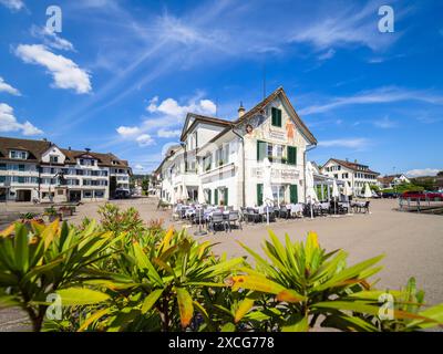 Stafa, Svizzera - 13 giugno 2024: Affascinante piazza cittadina di Stafa, Canton Zurigo, con lo storico ristorante Schutzenhaus. Foto Stock