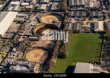 Foto aerea che mostra 3 gasometri demoliti con basi da riempire Foto Stock