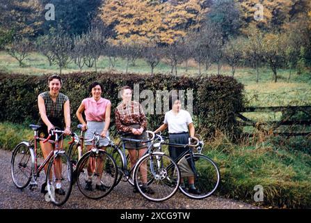 Quattro giovani donne e le loro biciclette, ciclismo club a Kent, Inghilterra, Regno Unito 1956 Foto Stock