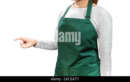 I venditori asiatici indossano grembiule verde e berretto verde sorridente e punta del dito isolata sul bianco Foto Stock