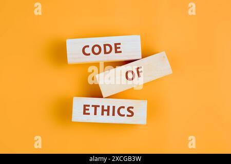 Codice etico testo in tabella, concetto. parola codice etico scritta una frase concettuale su blocchi di legno adagiati su un bel tono uniforme Foto Stock