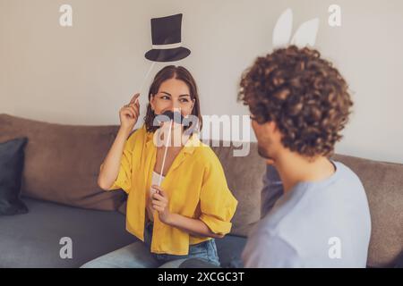 Ritratto della giovane coppia felice a casa. Si stanno divertendo. Foto Stock