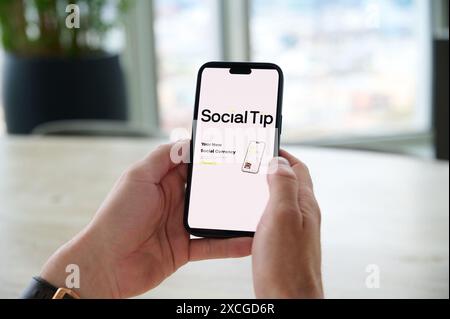 James Watt, fondatore di BrewDog, nella sua casa di Londra, prima del lancio di Social Tip, una nuova piattaforma di app progettata da Watt per premiare le persone per aver pubblicato dei marchi che amano. Data di pubblicazione: Lunedì 17 giugno 2024. Foto Stock