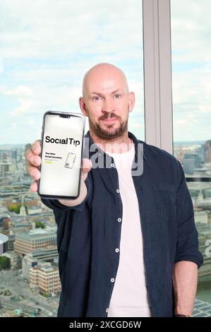 James Watt, fondatore di BrewDog, nella sua casa di Londra, prima del lancio di Social Tip, una nuova piattaforma di app progettata da Watt per premiare le persone per aver pubblicato dei marchi che amano. Data di pubblicazione: Lunedì 17 giugno 2024. Foto Stock