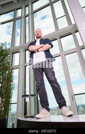 James Watt, fondatore di BrewDog, nella sua casa di Londra, prima del lancio di Social Tip, una nuova piattaforma di app progettata da Watt per premiare le persone per aver pubblicato dei marchi che amano. Data di pubblicazione: Lunedì 17 giugno 2024. Foto Stock