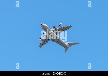 Gijon, Spagna - 24 maggio 2024: Un aereo da trasporto militare con quattro eliche vola nel cielo in una giornata di sole Foto Stock