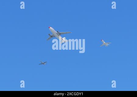 Gijon, Spagna - 24 maggio 2024: Tre aerei volano in formazione contro un cielo azzurro cristallino in uno spettacolo aereo Foto Stock