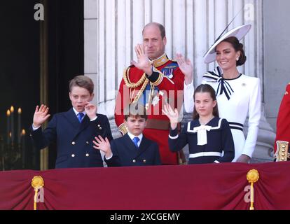 La famiglia reale, tra cui re Carlo III, la regina Camilla, il principe Guglielmo il principe di Galles, Caterina la principessa di Galles, il principe Giorgio, la principessa Carlotta e il principe Luigi, assistendo alla Trooping of the Colour 2024 che quest'anno viene travolto dalle guardie irlandesi. Trooping the Colour tradizionalmente segna il compleanno ufficiale del sovrano e 1.400 soldati, 200 cavalli e 400 musicisti sfilano per re Carlo III, con l'evento che termina con un sorvolo della RAF mentre la famiglia reale guarda dal balcone di Buckingham Palace. Foto Stock